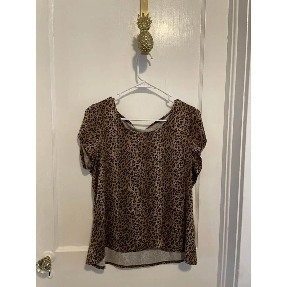 Women’s Size Medium Cheetah T-Shirt
